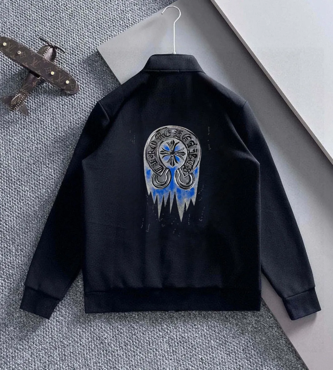 🅿️420 [ChampionHearts] (Fat Man Gospel) hot-selling suit is coming. Focus on the original version of the official website. 2025 new hot-selling cardigan sweater suit. The original order is the best. 🇭🇰The meticulous work of top designers. It has a fitting and perfect upper body effect. 100% natural high-quality Roman cotton, close-fitting comfort, noble and elegant! Original hardware embodies elegance and nobility! Counter size: M-5XL (maximum wear up to 220 pounds)